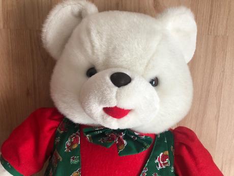 Bily medvěd s vánoční vesničkou,
