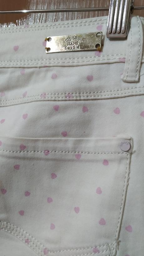 Letní srdíčkové džíny, 38