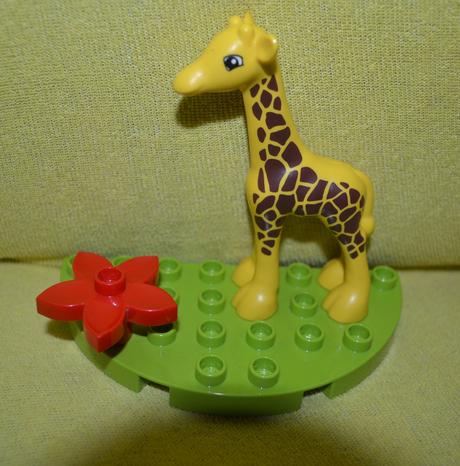 Lego duplo, žirafa na louce,