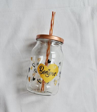 Hrnek na pití s víčkem,