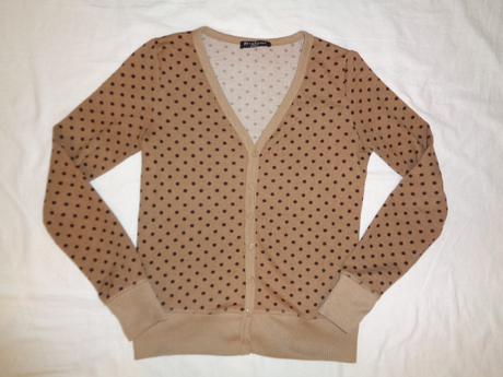 Nádherný hnědý puntikatý svetr, m