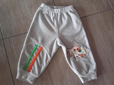 Sametové tepláky s autem, 74