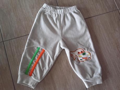 Sametové tepláky s autem, 74