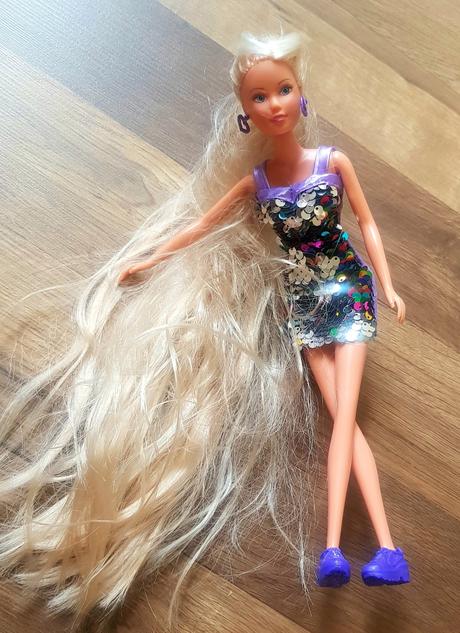Barbie s měnícími šaty, 