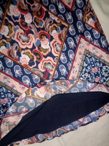 Krásná lesklá sukně s ornamenty, marks & spencer,42