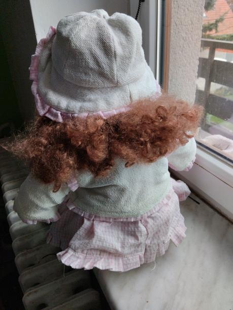 Sedící porcelánová holčička,