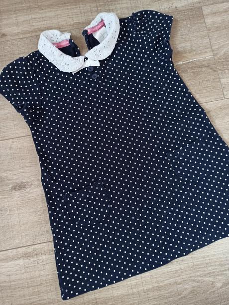Puntíkaté šaty, 98