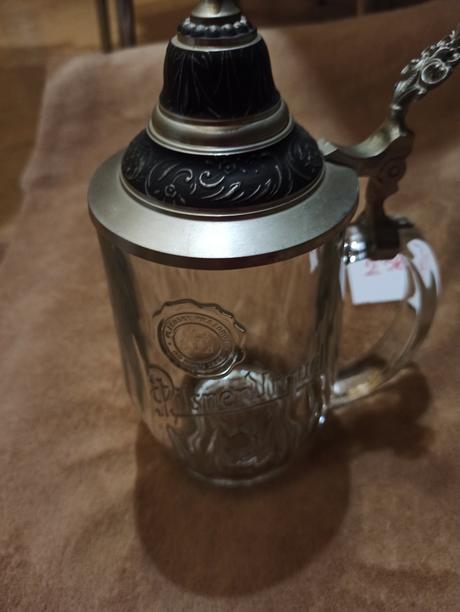 Skleněný korbel, půllitr a malá lahev, 