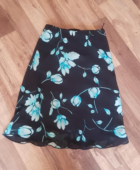 Květovaná sukně, 44