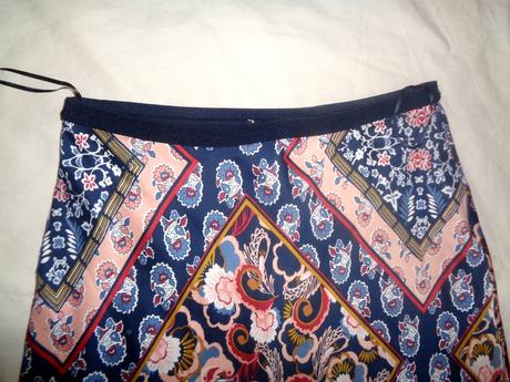 Krásná lesklá sukně s ornamenty, marks & spencer,42