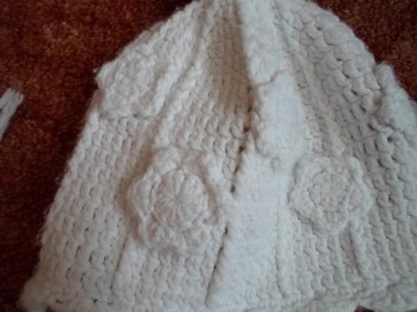 Bílá háčkovaná čepice ušanka šála šálek, 98
