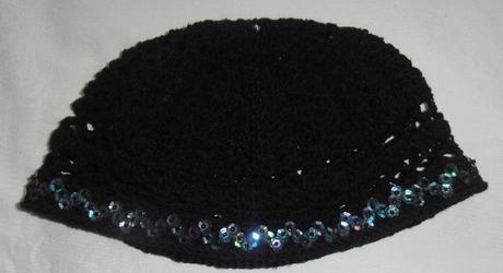 Černá háčkovaná čepice s flitry, 152