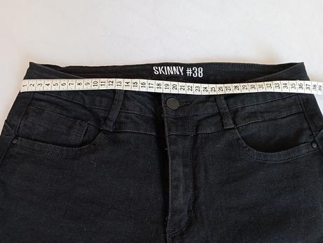 Push up černé džíny s dírami na kolenou, gate,40