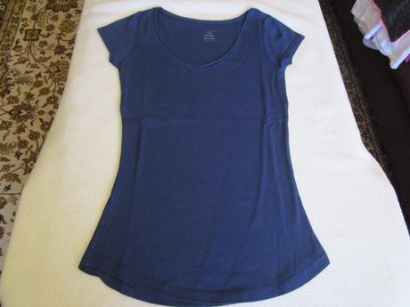 Pěkné tm. modré bavl. tričko, zajímavý střih, xs