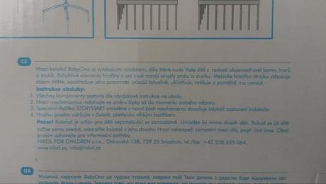 Hrací kolotoč nad postýlku s plyšovými panáčky,