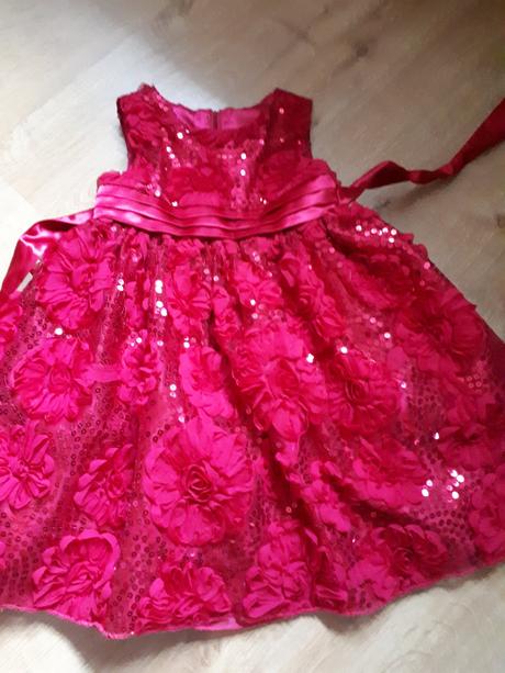 Krásné slavnostní zdobené šaty, 98