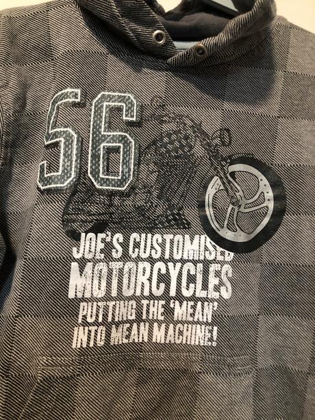 Šedá mikina s motorkou, 122