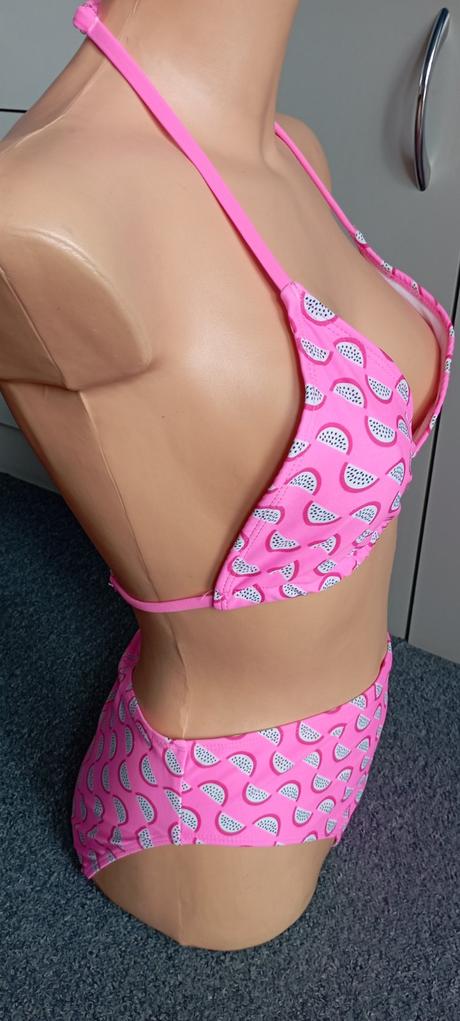 Neonové růžové plavky, 
