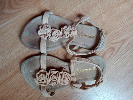 Sandálky, 25