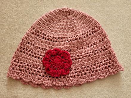 Háčkovaný klobouček starorůžový, 104