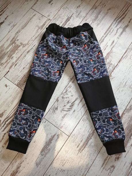 Zimní softshell kalhoty vel. 122 auta, 122