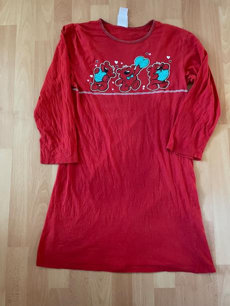 Dívčí noční košile, 146