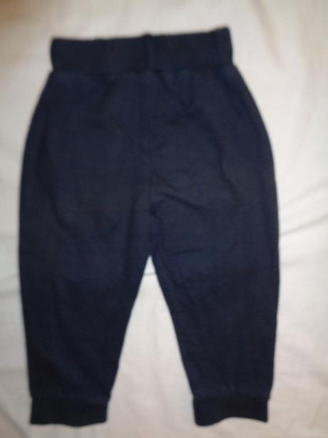 Pěkné modré tepláky s kapsičkami a srdíčkem, 86