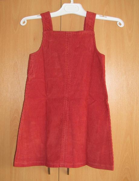 Červené manšestrové šaty, 122