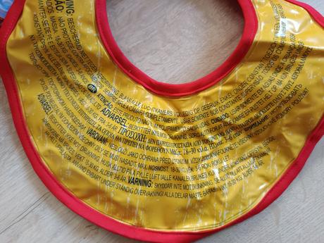 Nafukovací vesta na plavání, 