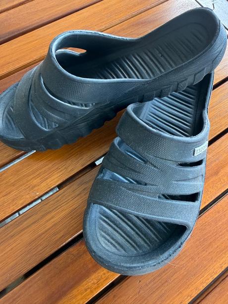 Černé pantofle, 33