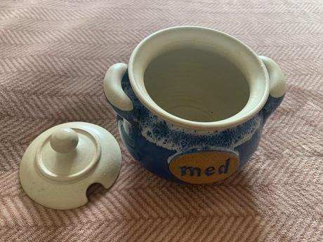 Porcelánový medovniček, 