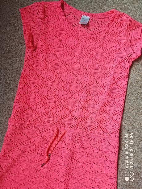 Šaty neón s krajkou zn."pusblu" vel."134-140", 134