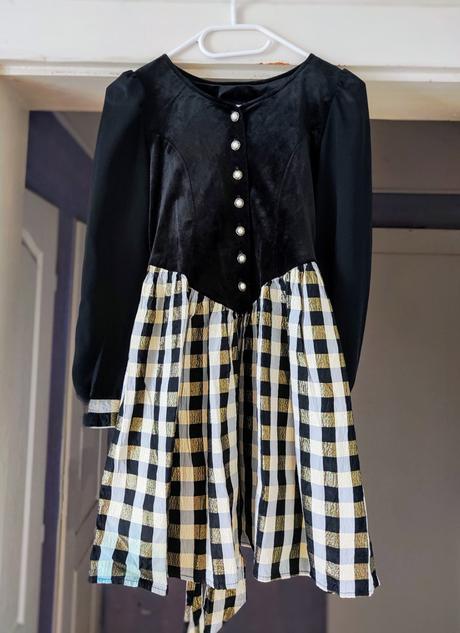 Originální šaty, vyrobené v mexiku, 152