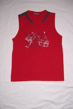 Červené triko s výstřihem do v, 134