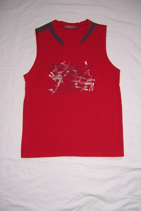 Červené triko s výstřihem do v, 134