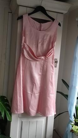 Světle růžové saténové šaty, m