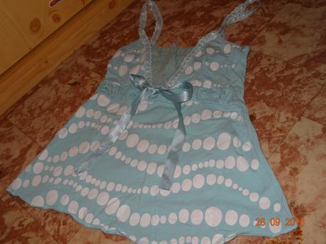 Modré puntíkaté tílko, 146