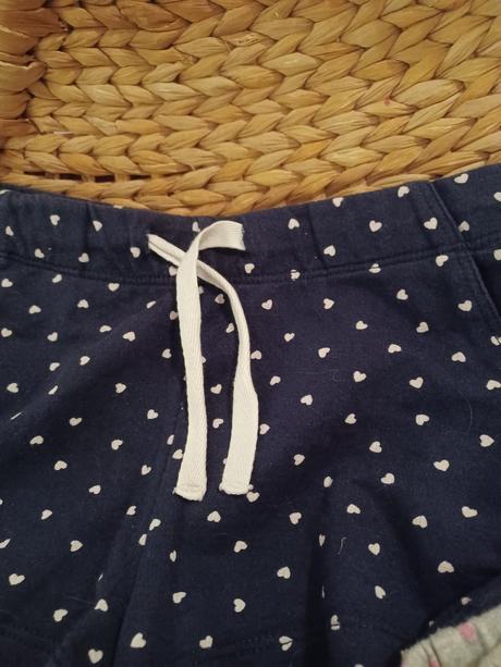 Srdíčkové a puntíkaté kraťasy h&m 110, h&m,110