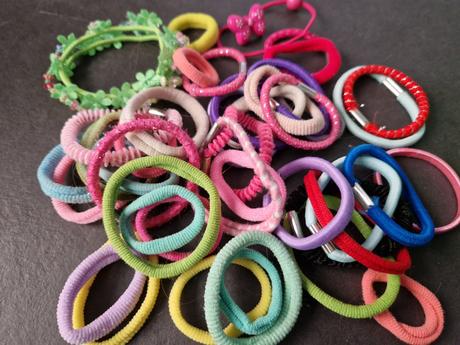 Plechová krabička s gumičkami do vlasů, 