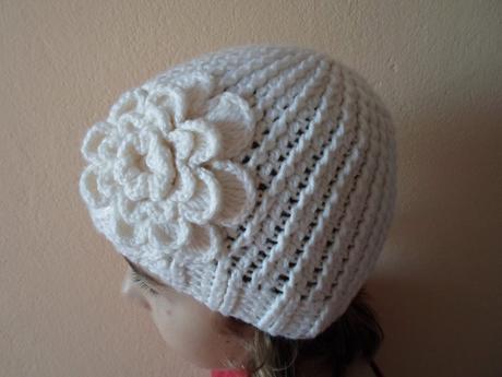 Bílá háčkovaná čepice čepička, 116