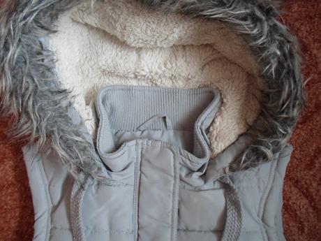 Šedá zateplená vesta vestička s kožíškem, f&f,m