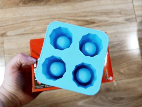 35 - silikonové tvořítko na panáky z ledu, 