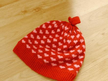 Cepice vyteplena flesem se srdickami 110/128, h&m,110