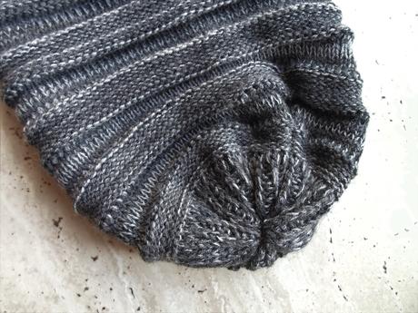 Šedá černá přepadlá čepice houmleska, yetty,122