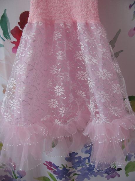 Krásné růžové šatičky s volánky, 92