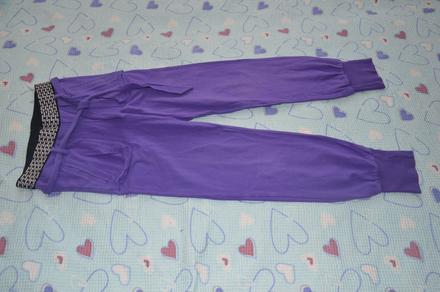 140 fialové tepláky, 140