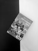 #ctivachvilka.. aneb
Černobílé léto - nudu a šeď rozhodně nečekejte
Jirka, Kita a Dáša tráví prázdniny v kempu u rybníka Chmelař. Každý z nich má nějaké to svoje trápení - ať už se jedná o šikanu nebo nízké sebevědomí.
Jejich pobyt já táboře se náhle promění v nebezpečné dobrodružství, ve kterém půjde dokonce o život..
Knížka je doporučena dětem od 10 let, s tím určitě souhlasím, protože je to příběh o rasové motivovaném násilí.
I když se zde řeší opravdu nelehké téma, knížka se nám četla velmi ...