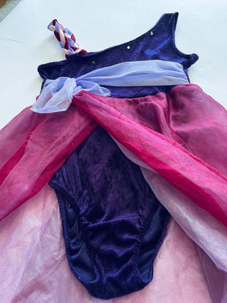 An13/ kostým body se sukní - v.9/11 let,