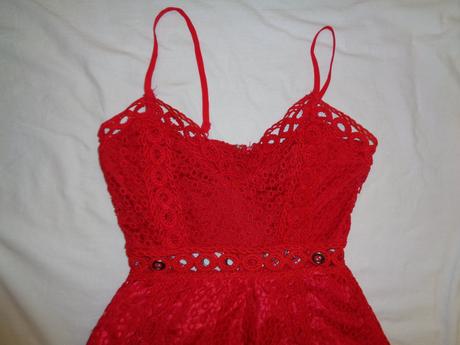 Luxusní červené šaty z přízové krajky, 34