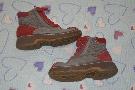 Šedočervené boty s kožíškem, šněrovadla+zip, 29